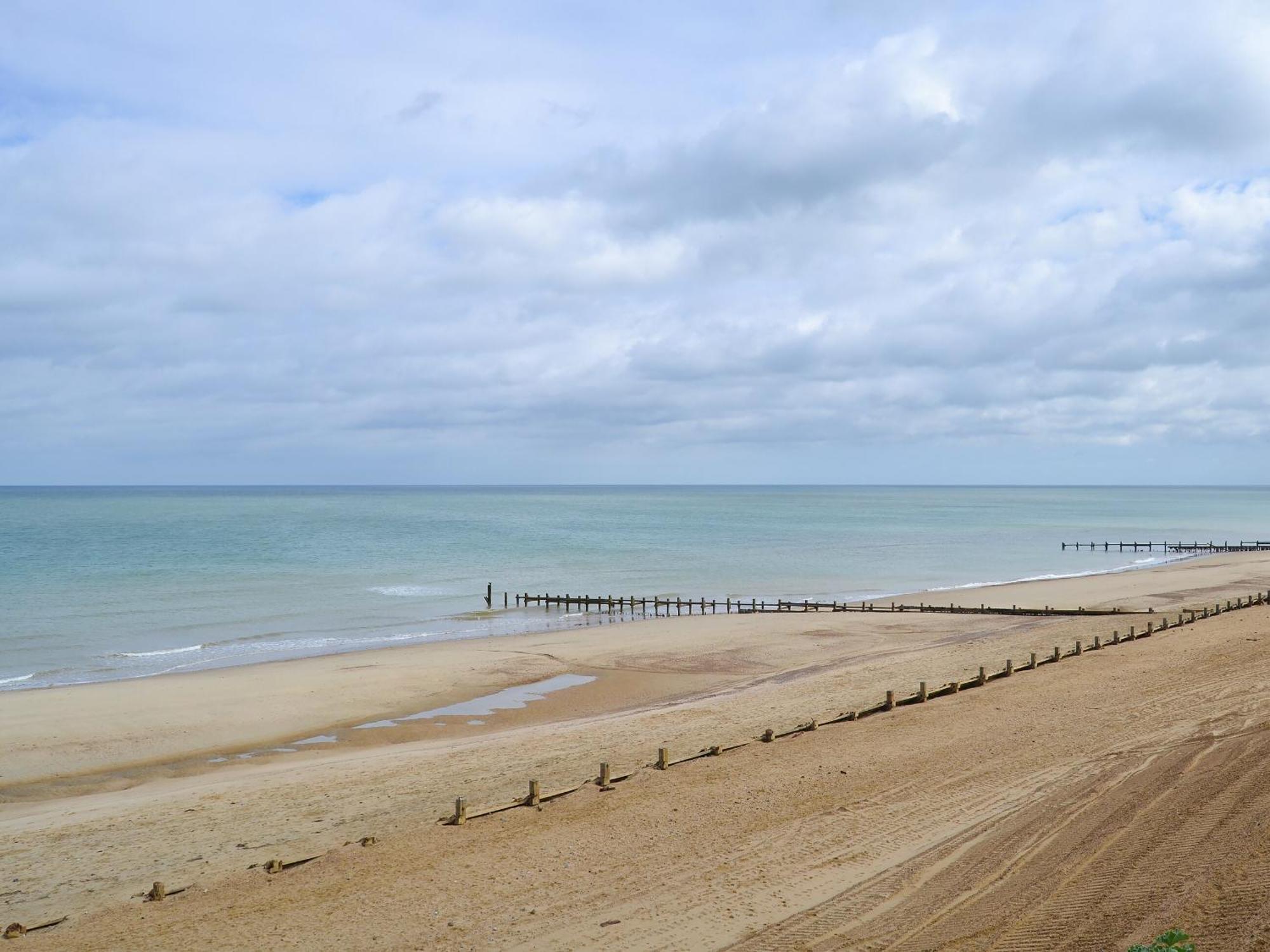 Rosemarys Sea View Villa Bacton  Bagian luar foto